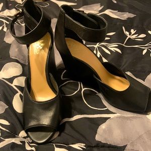 Euc Vince Camuto. Cute black wedge sandals